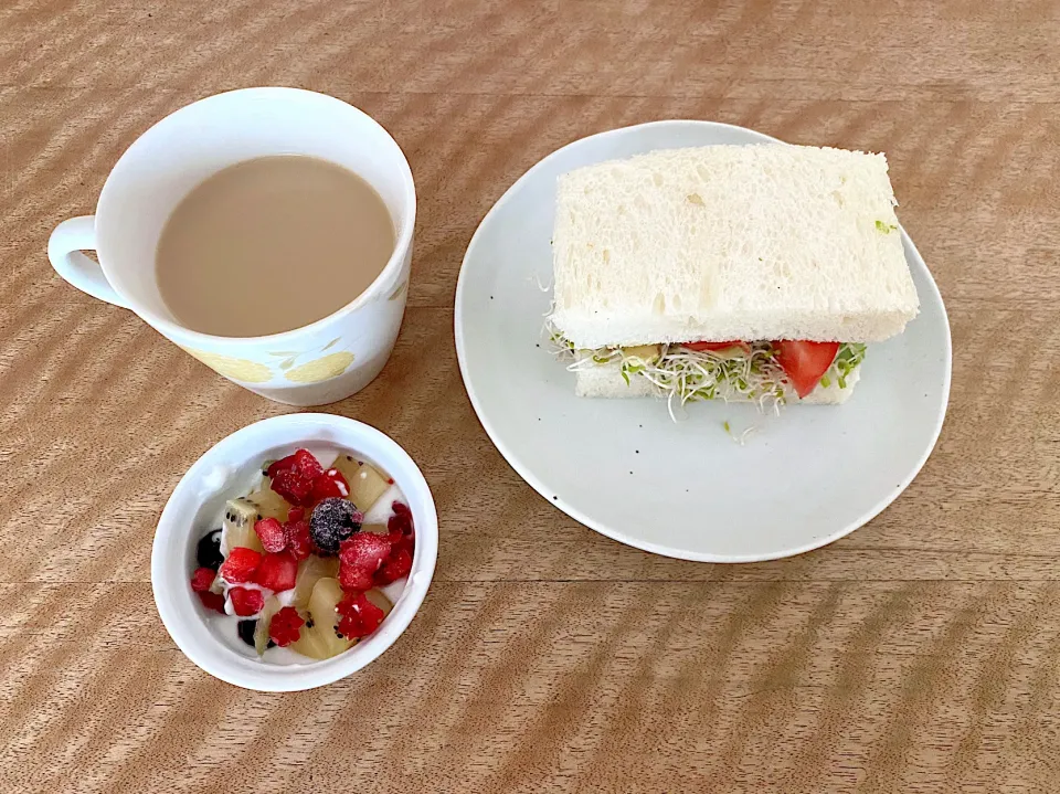 Snapdishの料理写真:サンドイッチとヨーグルトとカフェオレ|Sakikoさん