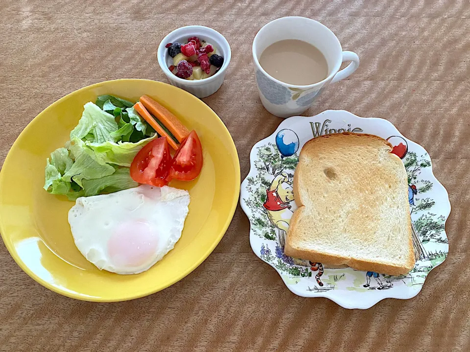 Snapdishの料理写真:目玉焼きとトーストの朝食|Sakikoさん