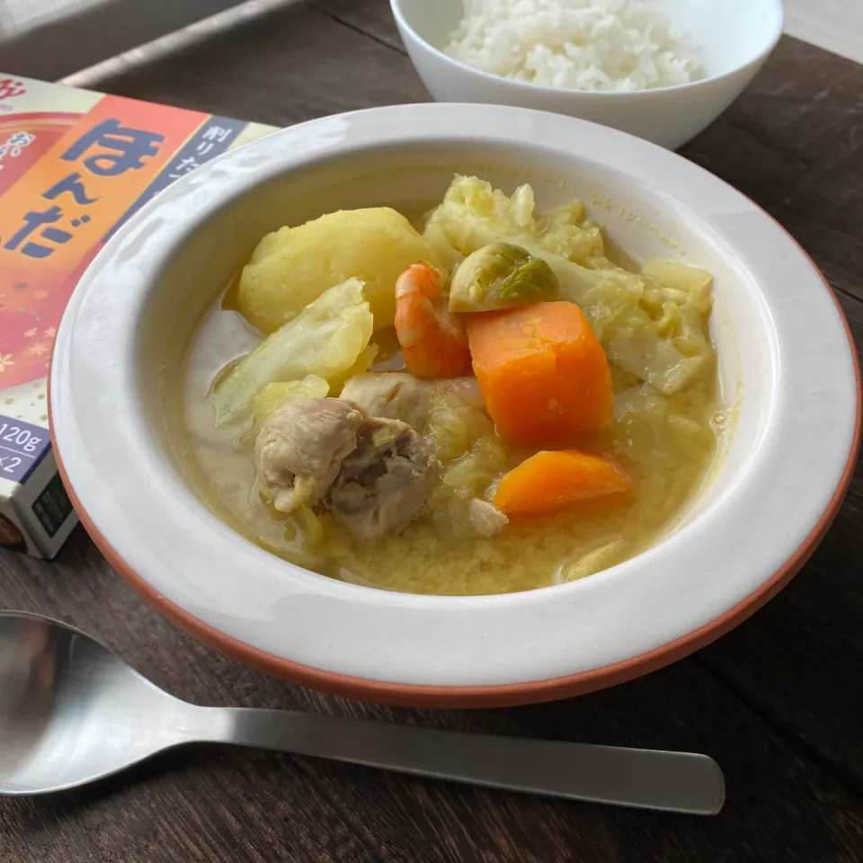 昨日の満菜みそ汁
具だくさん白味噌仕立てのスープカレー風みそ汁|ぶりてりあさん