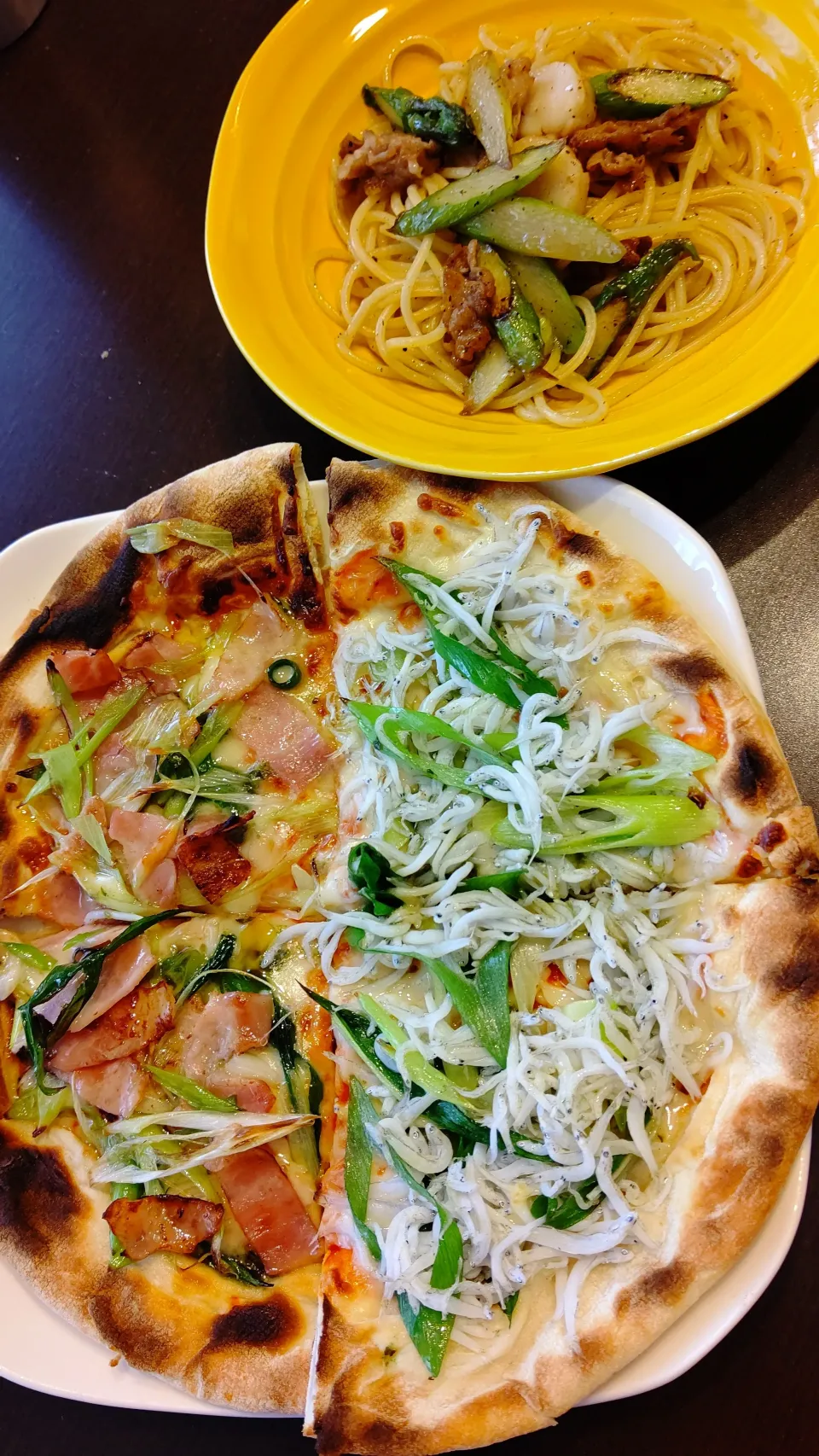 Snapdishの料理写真:九条ネギとじゃこ、九条ネギとベーコンのハーフ&ハーフpizza🍕
アスパラとホタテのパスタ|ゆかさん