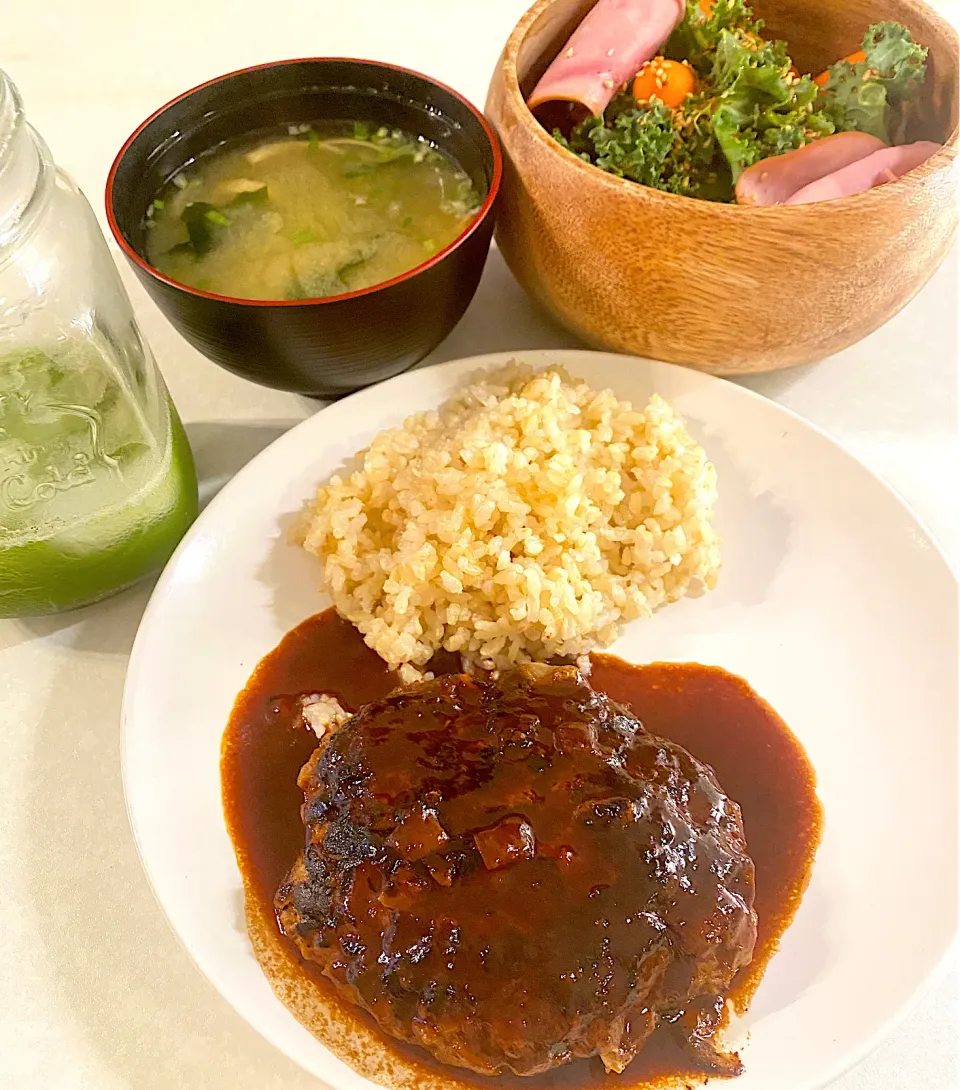 Snapdishの料理写真:黒豚ハンバーグ,ケールサラダ,玄米,味噌汁,宇治抹茶🍴🥗🥬🥕|にゃんこさん