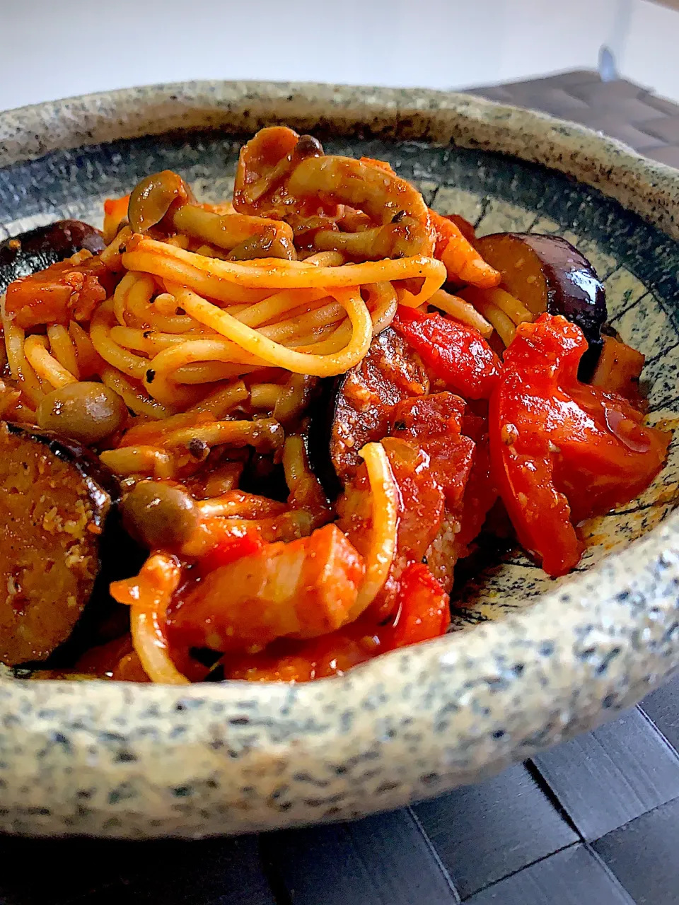 Snapdishの料理写真:茄子としめじ、ベーコンのトマトパスタ🍝|Yochipyさん