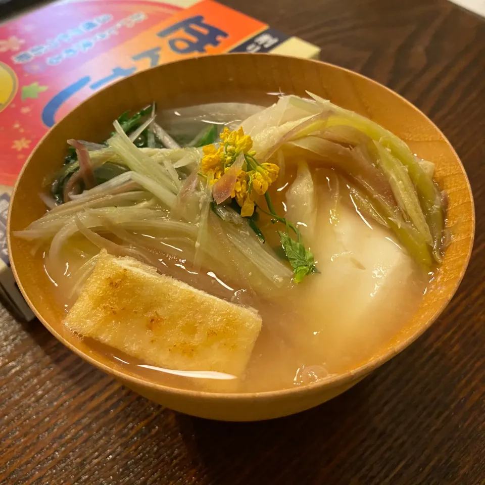 Snapdishの料理写真:本日の満菜みそ汁
まるごとおぼろ豆腐とたっぷり薬味野菜のみそ汁|ぶりてりあさん