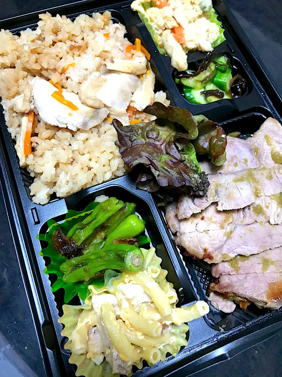 豚肩ロースの柚子こしょう焼、炊き込みご飯のお弁当|saturnさん