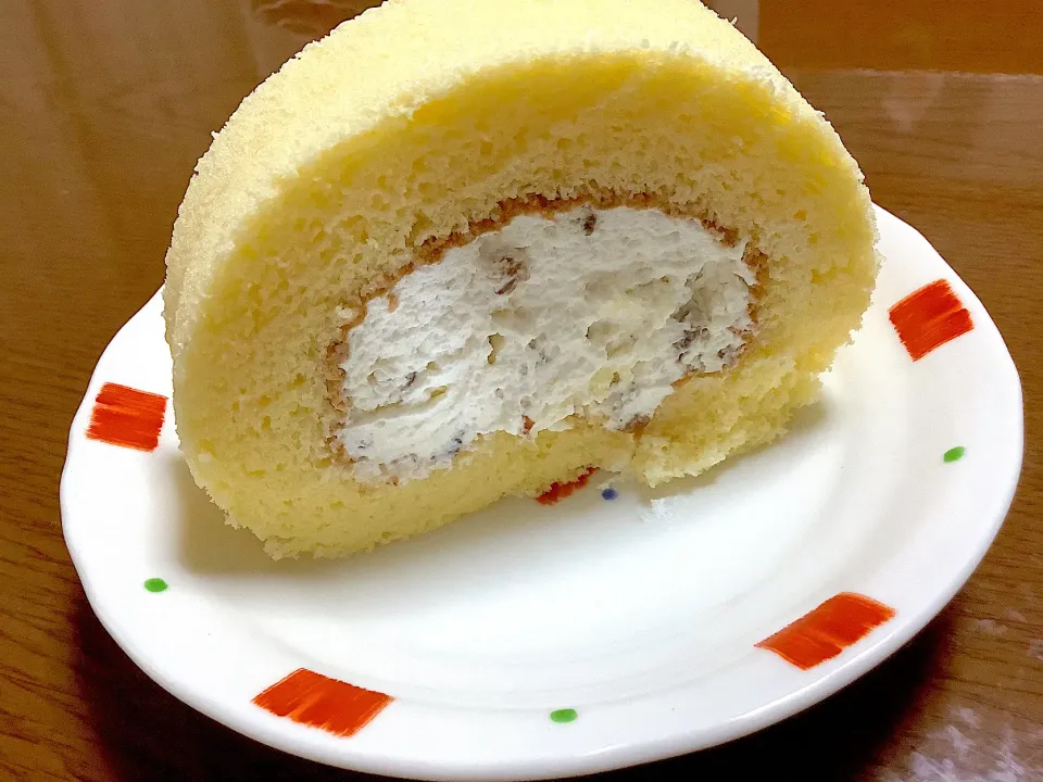 ヨーグルトとラムレーズンのロールケーキ|しまこさん