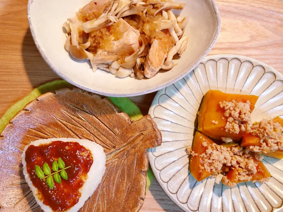 先ほどの鮭とキノコの蒸し焼きにカボチャの鶏そぼろ餡掛け、山椒味噌の焼きおにぎり完成😊|海斗さん