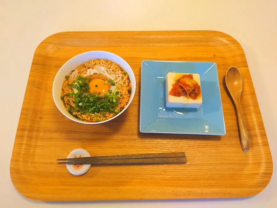 今日の夕食　チキンラーメン、キムチのせ冷奴|pinknari🐰🌈さん