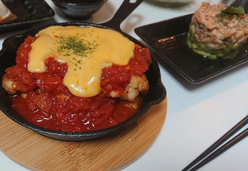 スキレットでチキングリルトマチー🍅🧀|MinaDaiさん