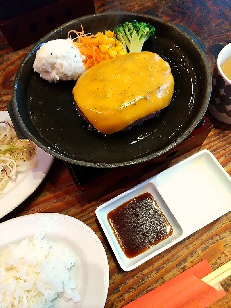 Snapdishの料理写真:とろけるハンバーグ|sumireさん