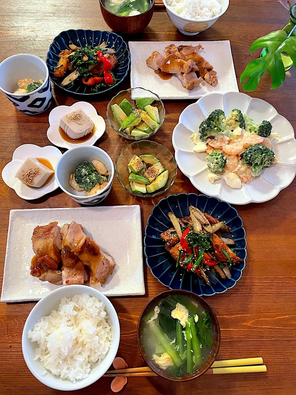 もも肉の梅肉の照り焼き、きんぴら、小松菜のお吸い物、胡麻豆腐、アボカド、エビのタルタルサラダ|ＭＡＲＵＥ家の食卓さん