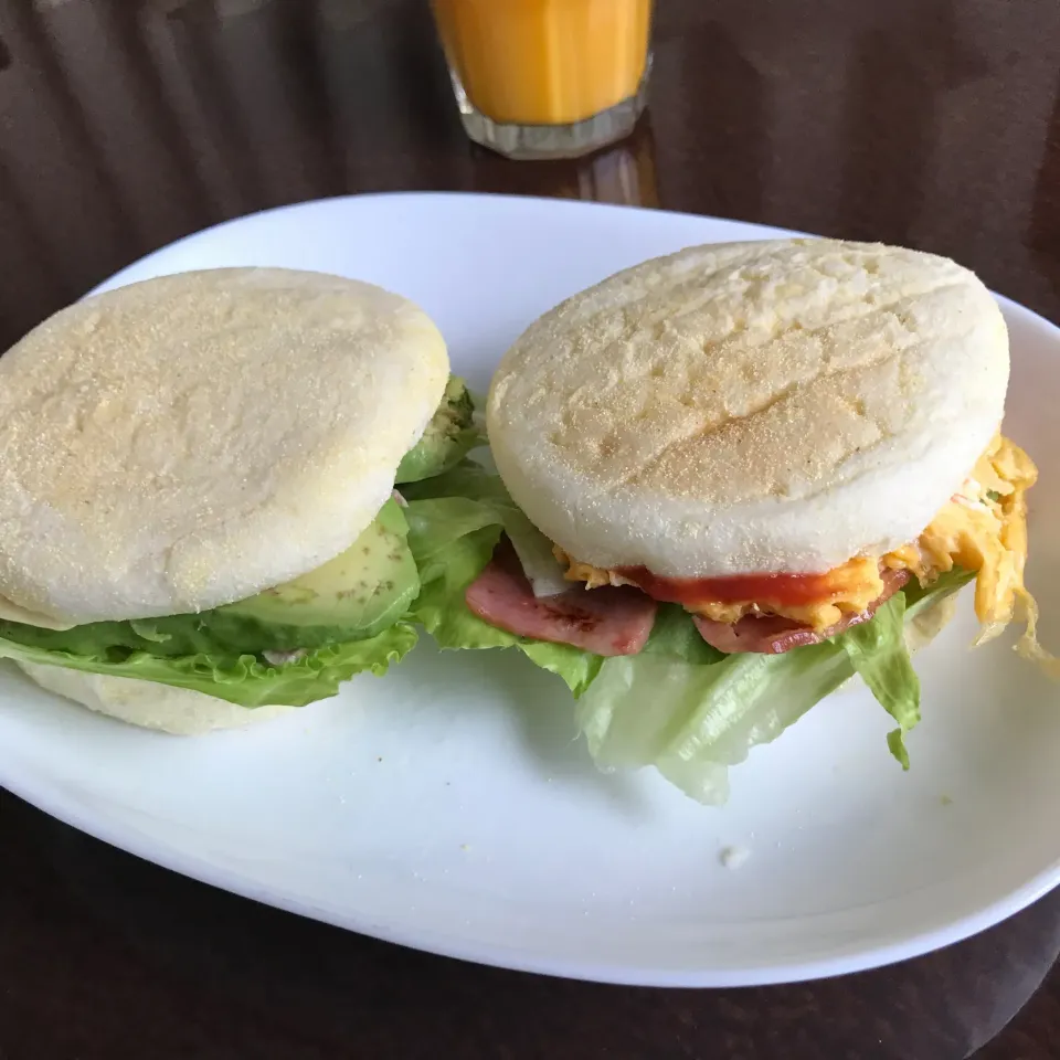 マフィンサンド　ツナアボカド🥑、ベーコンオムレツ🥓|純さん