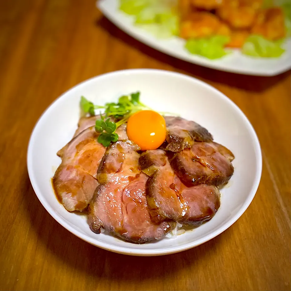 焼豚丼 🐽Costcoの塊肉で作った焼豚で丼に🐷|みかりんさん