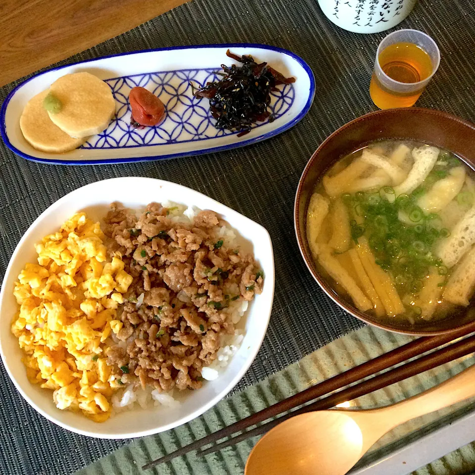 2021年5月6日　男前美容師の手作り朝ごはん　2色そぼろ丼　豆腐あげ味噌汁　長芋醤油漬け　今日も美味しくいただきました😄|Booパパさん