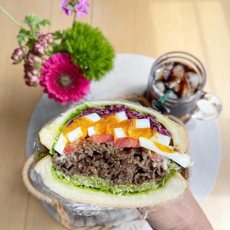 5/6❤︎和牛焼肉炒め&半熟たまごサンド🌱🥪
〈サンド具材〉
・高匠の食パン
・和牛焼肉炒め（お弁当残り物）
・半熟たまご
・フリルレタス.キャベツ.紫キャベツラペ.トマト|Makinsさん