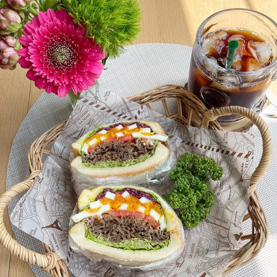 Snapdishの料理写真:5/6❤︎和牛焼肉炒め&半熟たまごサンド🌱🥪
〈サンド具材〉
・高匠の食パン
・和牛焼肉炒め（お弁当残り物）
・半熟たまご
・フリルレタス.キャベツ.紫キャベツラペ.トマト|Makinsさん