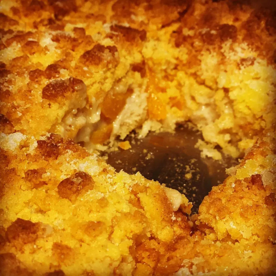 Golden Peach Crumble Slice with a Shortbread base 
#homemade #peach #crumble #ilovebaking #chefemanuel|Emanuel Hayashiさん