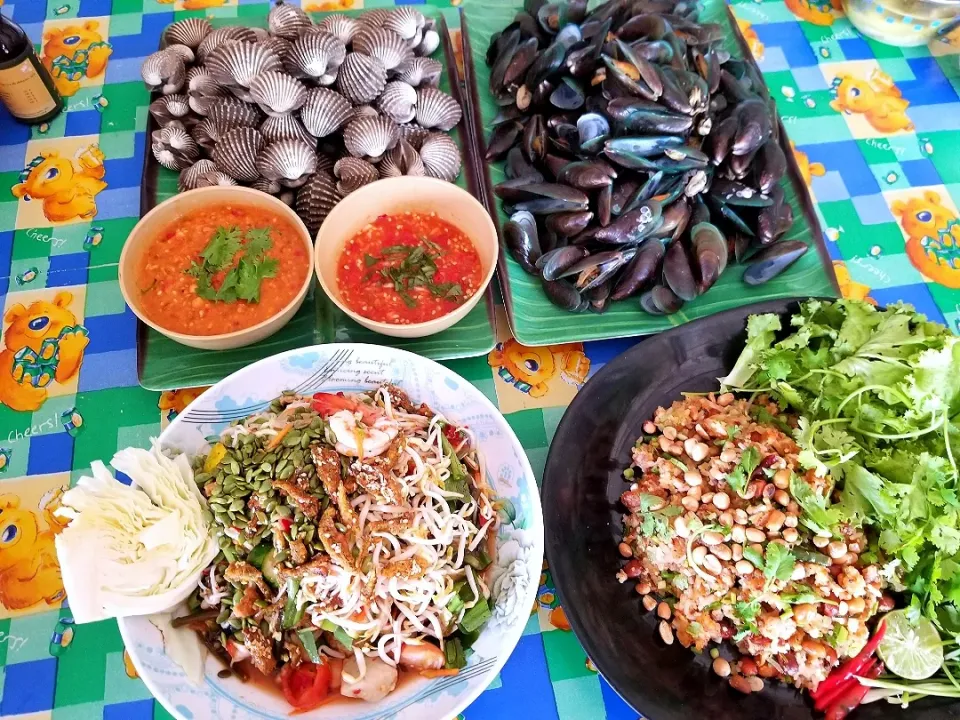 😋Excellent meal, boiled shell papaya salad and spicy naem salad.🇹🇭|Jaturong Wongsakdaさん