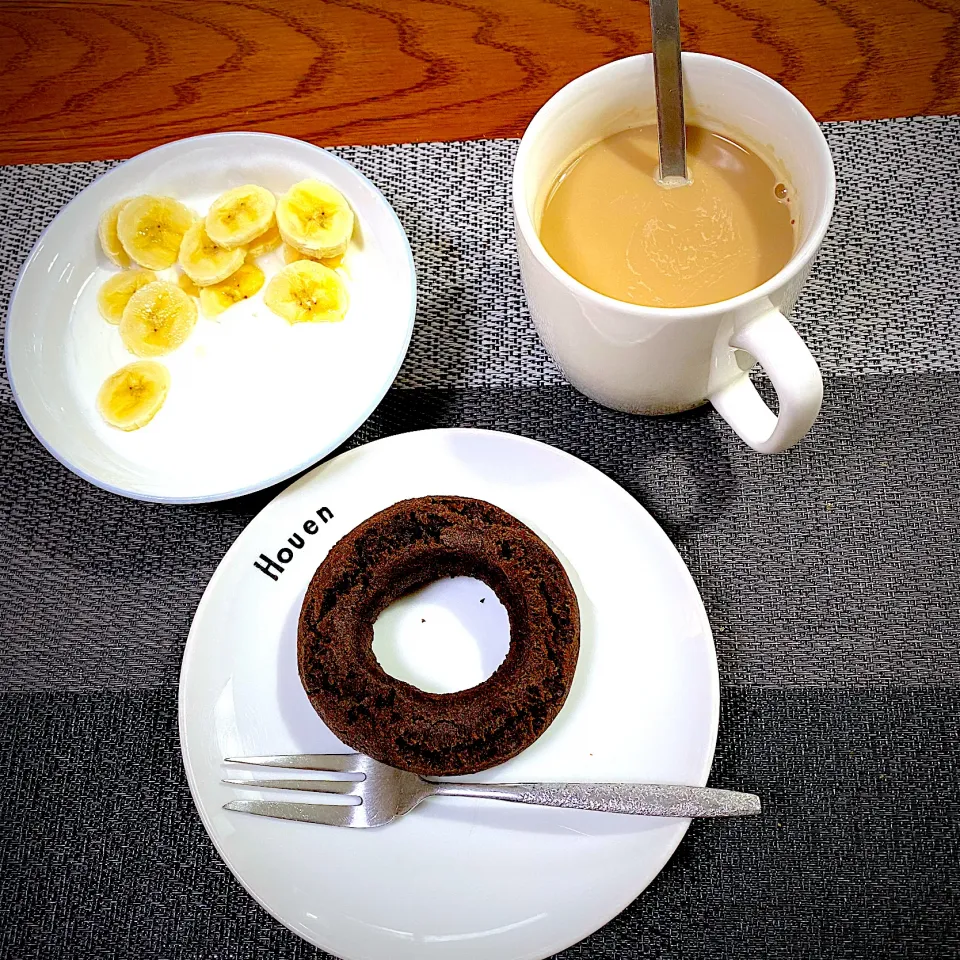 Snapdishの料理写真:5月 6日　朝ごはん　チョコドーナツ、カフェオレ、ヨーグルトバナナ|yakinasuさん