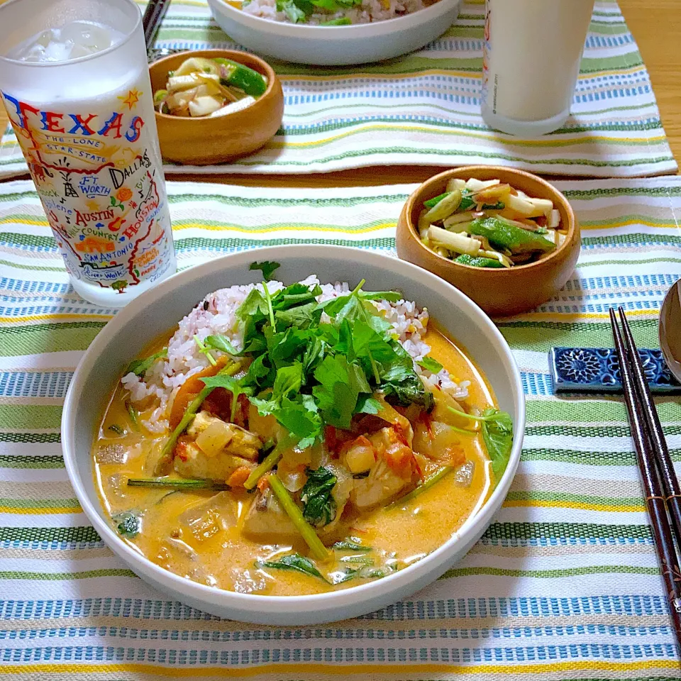 鰆とほうれん草のスパイスカレー、オクラと長芋の和サラダ、ラッシー|ツインうさぎさん