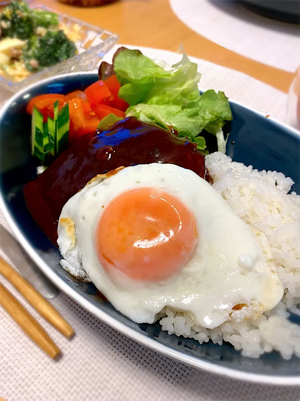 ロコモコ丼　ブロッコリーのマカロニサラダ|エトフさん