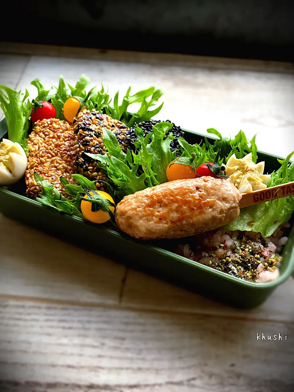 まぐろの胡麻焼とフワフワミニ鶏つくね🐓の小僧弁当🍱|KOZUEさん