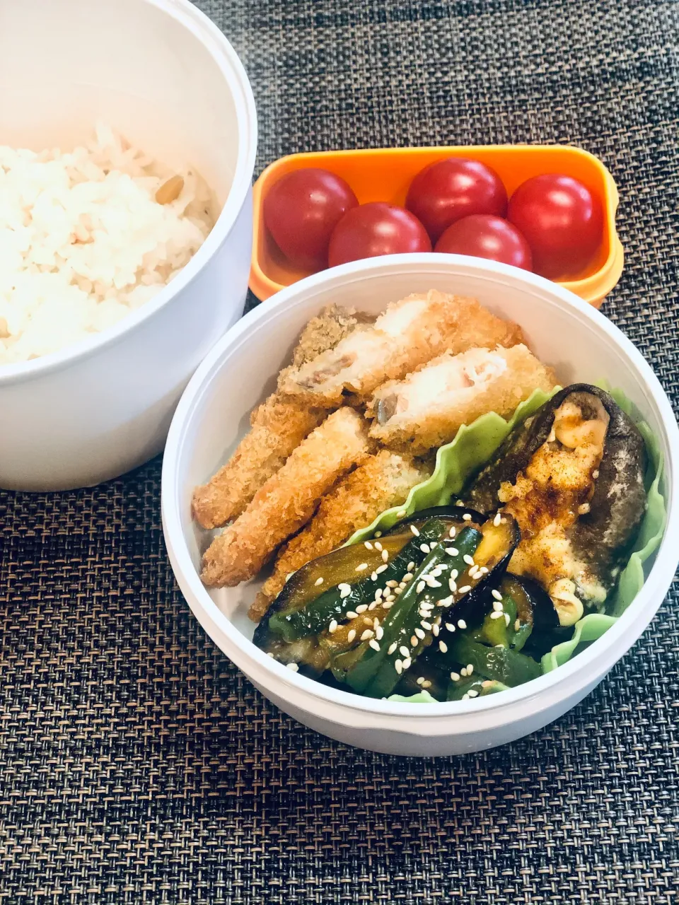 Snapdishの料理写真:本日の女子中学生弁当→鮭フライ、ナスとピーマンのコチジャン炒め、肉厚椎茸のマヨ焼き|Taja & Mayさん