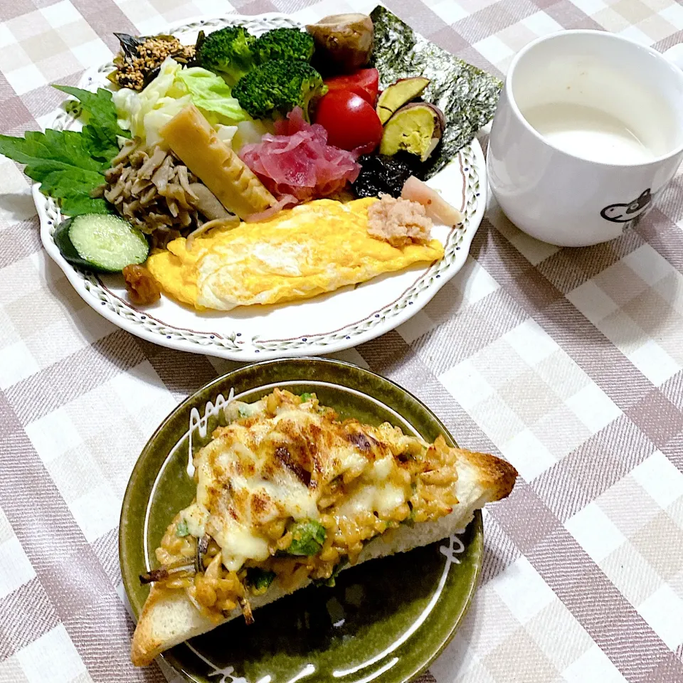 Snapdishの料理写真:今日の朝ごはん♪チーズマヨとコチュジャンのオクラ納豆トースト|riko30294さん