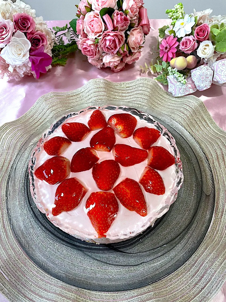 Snapdishの料理写真:🍓いちごのヨーグルトムース🍓　　　　　　　　　　自分の誕生日に🎂自分で作るって🤣笑笑|いっちゃんさん