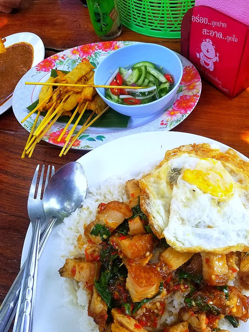 Stir Fried Basil with Crispy Pork( กะเพราหมูกรอบ)and Pork Satay🇹🇭|Jaturong Wongsakdaさん