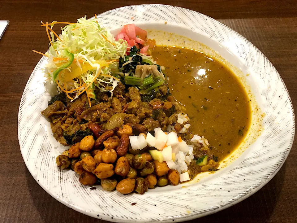 Snapdishの料理写真:ラム肉と香味野菜のキーマカレーに豆3種のスパイシー炒めトッピング|しのぶさん