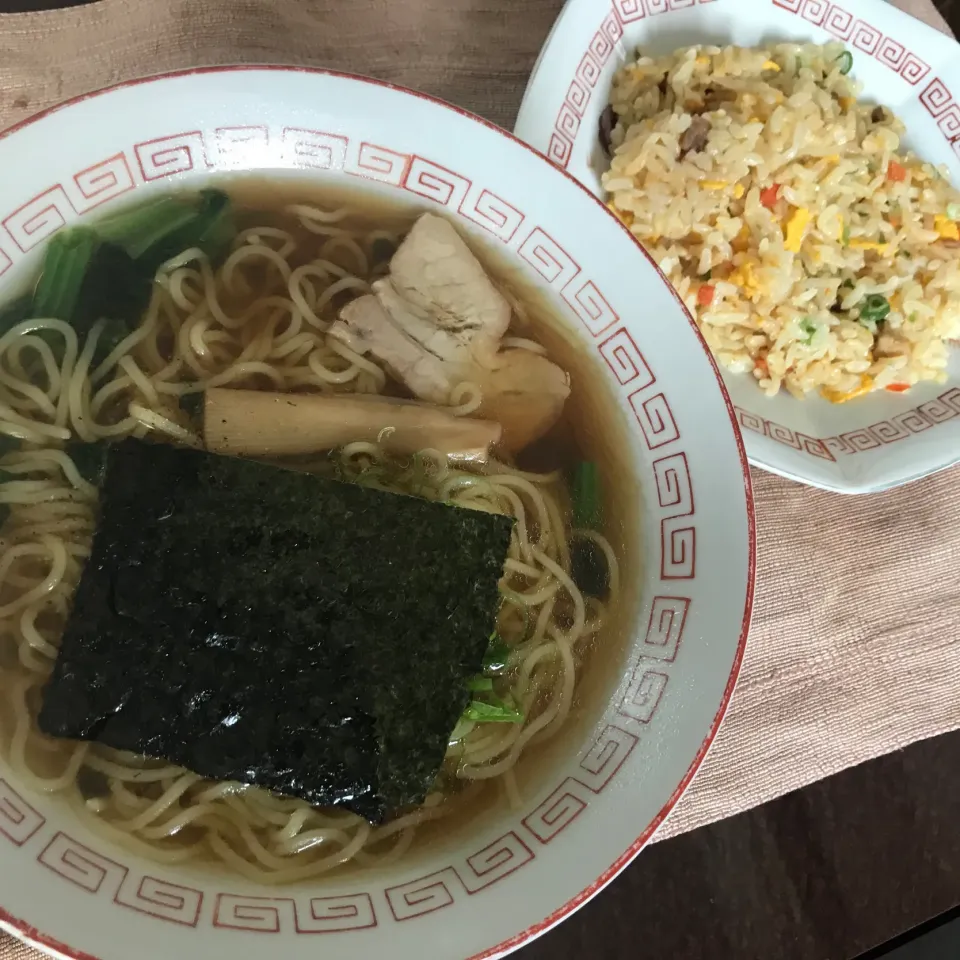 Snapdishの料理写真:醤油ラーメンと半チャーハン|純さん