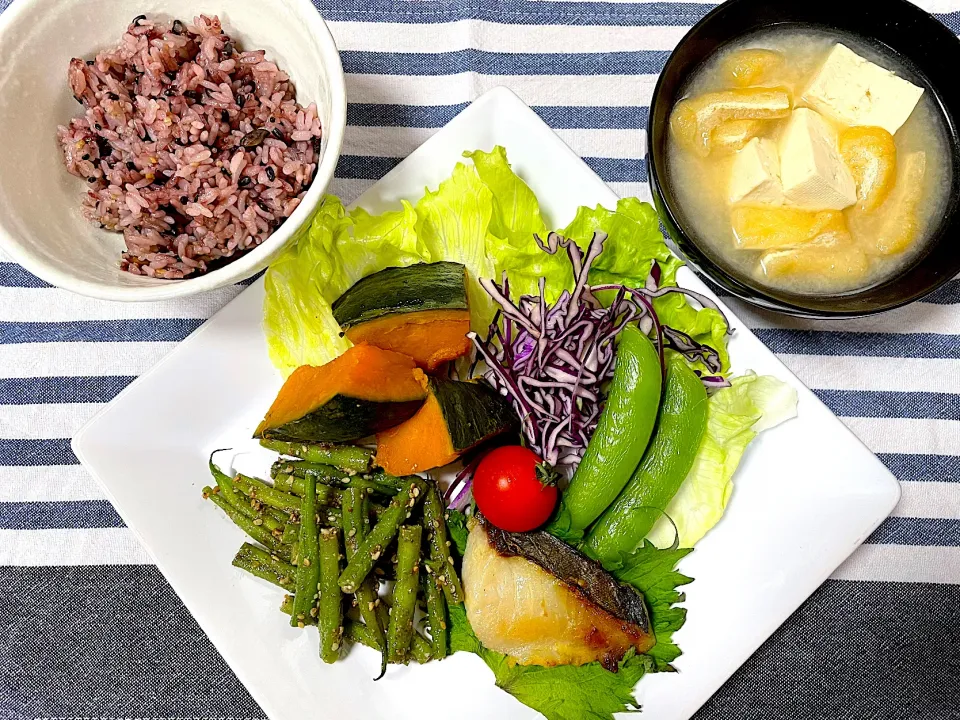 サワラ西京焼き、かぼちゃの煮物、インゲンエゴマあえ、豆腐とうすあげのお味噌汁、サラダ|jackybeanさん