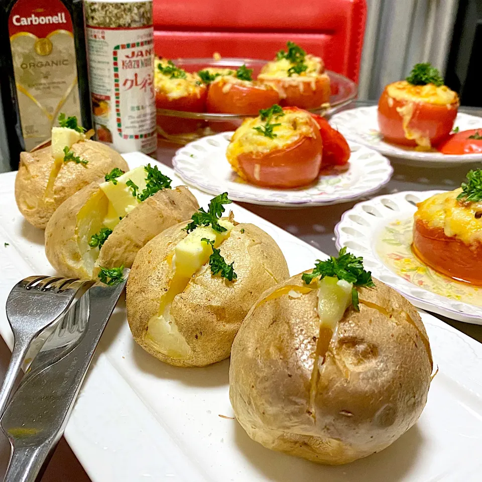 Snapdishの料理写真:ベイクドポテト🥔＆トマトファルシ🍅|Catherineさん