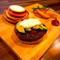 アボカドバーガー　ゴルゴンゾーラソース