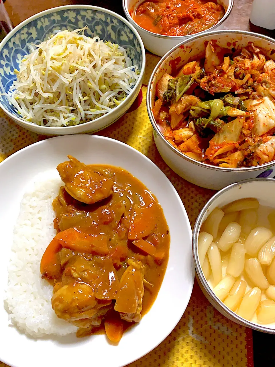 チキンカレー🍛　もやしナムル　らっきょう　キムチ|掛谷節子さん