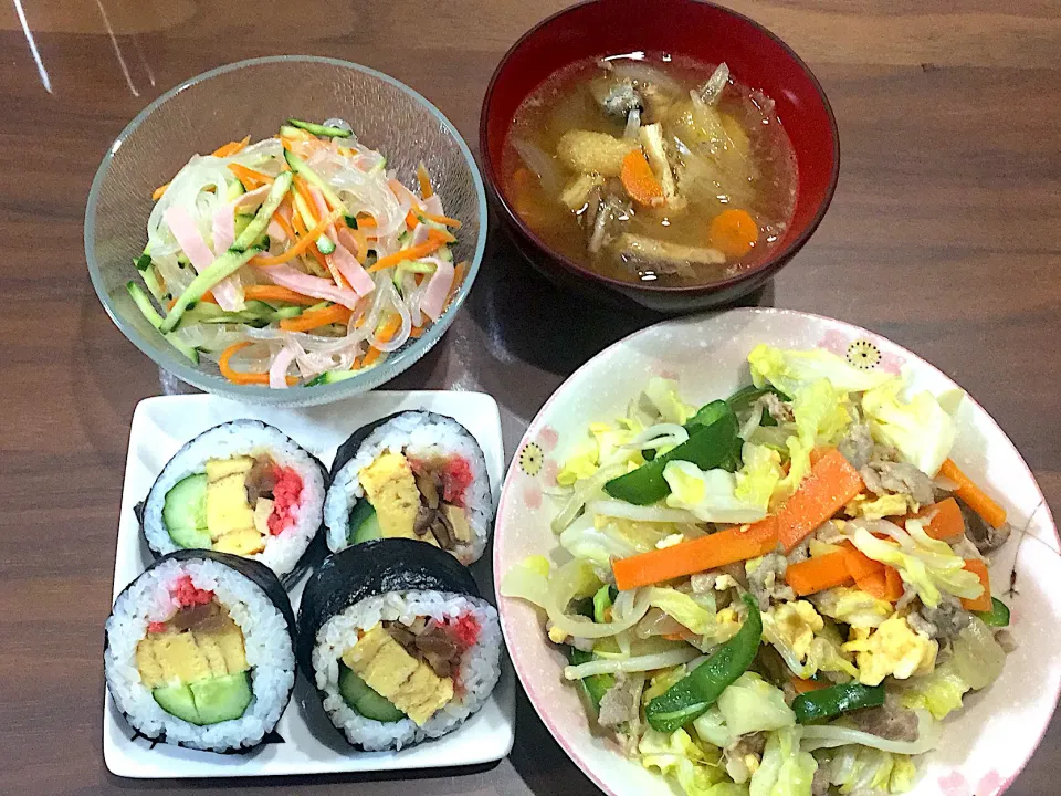 頂き物太巻き 大量野菜炒め いわし缶入味噌汁 春雨サラダ|おさむん17さん