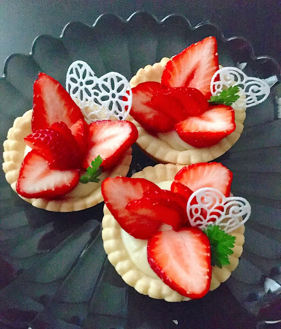 Snapdishの料理写真:苺のカスタードタルトです〜🍓(⑉• •⑉)♡|sucreroomさん