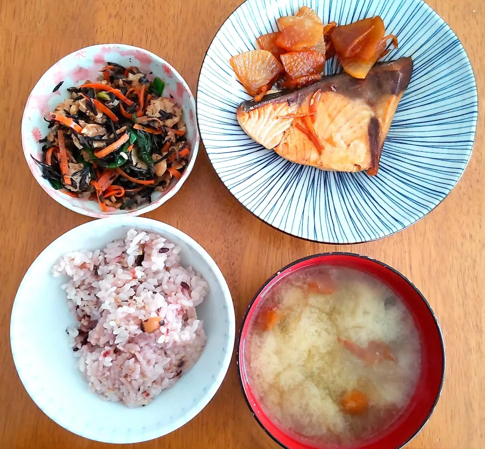 ４月８日　ぶりの煮つけ　打ち豆とひじきの煮物　なめこのお味噌汁|いもこ。さん