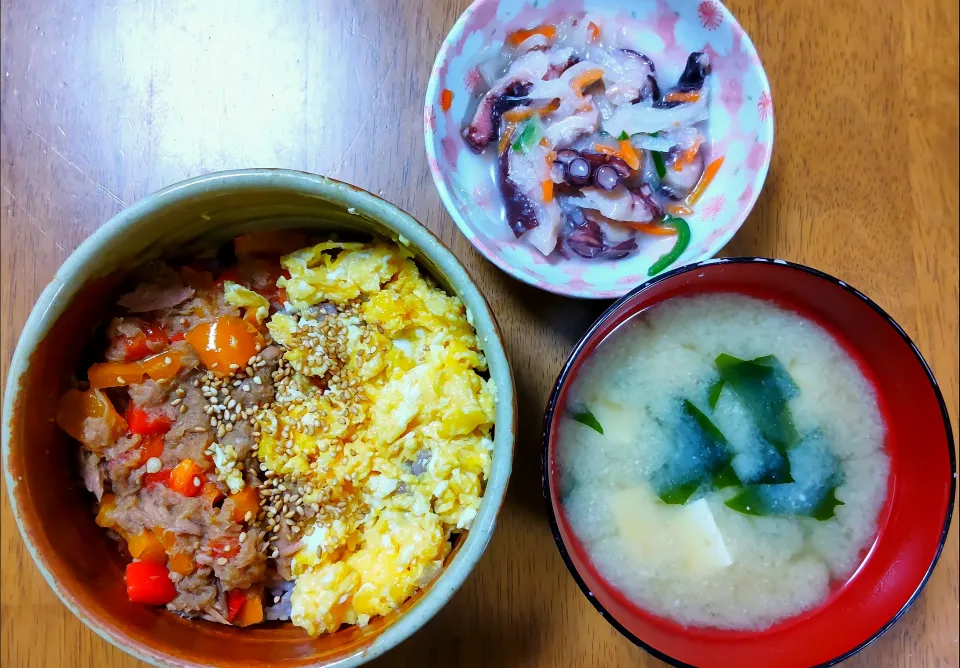 ４月９日　ツナとパプリカのそぼろ丼　たこのマリネ　豆腐とわかめのお味噌汁|いもこ。さん