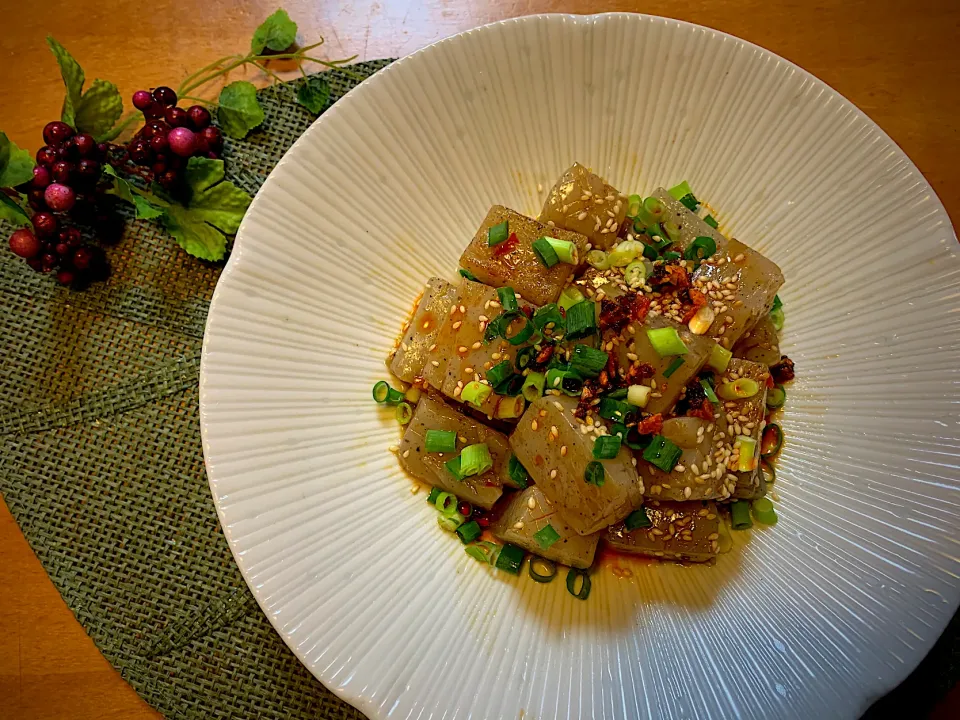 ぽっちさんの料理 からあげビールさんの料理 5分で簡単!ヘルシーおつまみ♪胡麻まみれ旨辛こんにゃく|fu♡さん