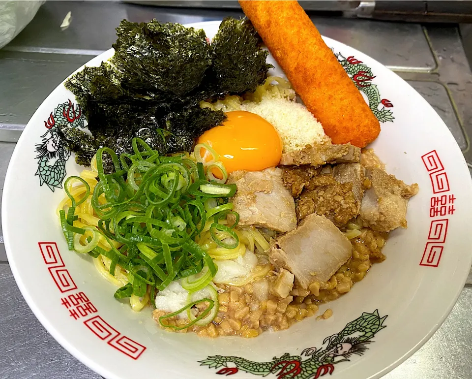 ジャンクまぜ麺1号　納豆たらこ背脂粉チーズチャーシューネギ海苔卵うまい棒|さくたろうさん