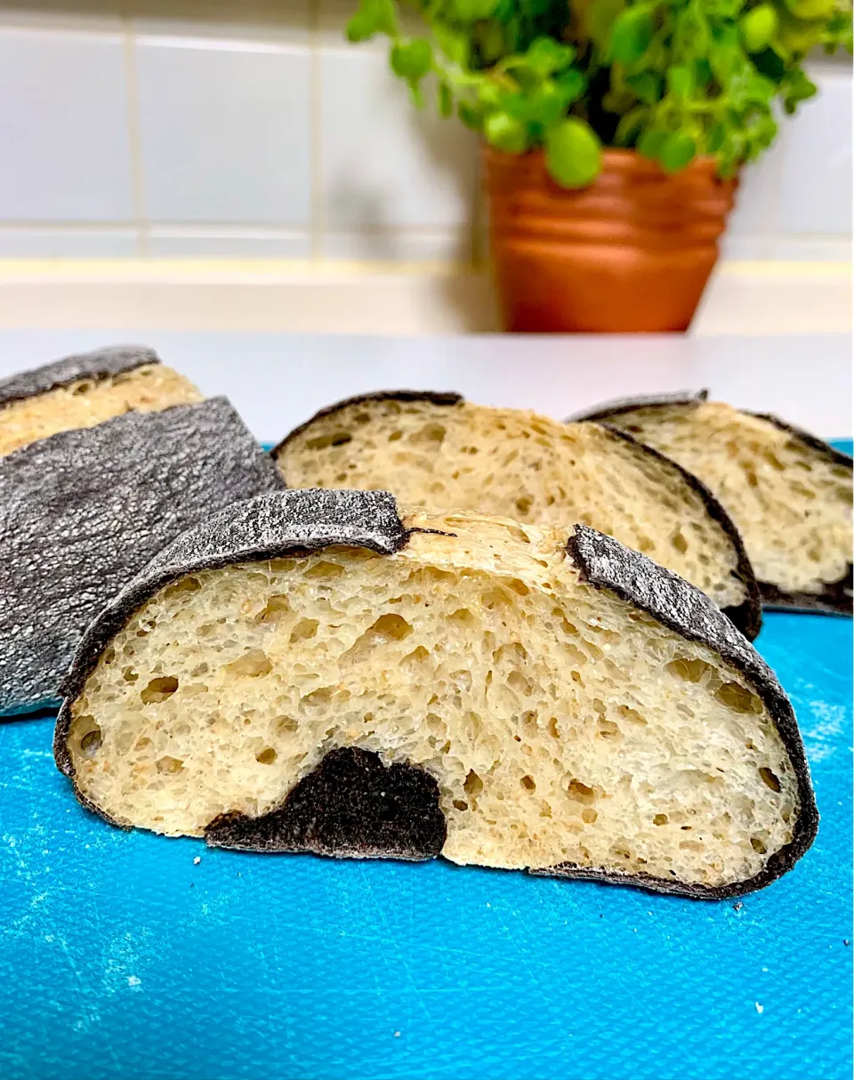 Two-toned sourdough bread|gonbenさん