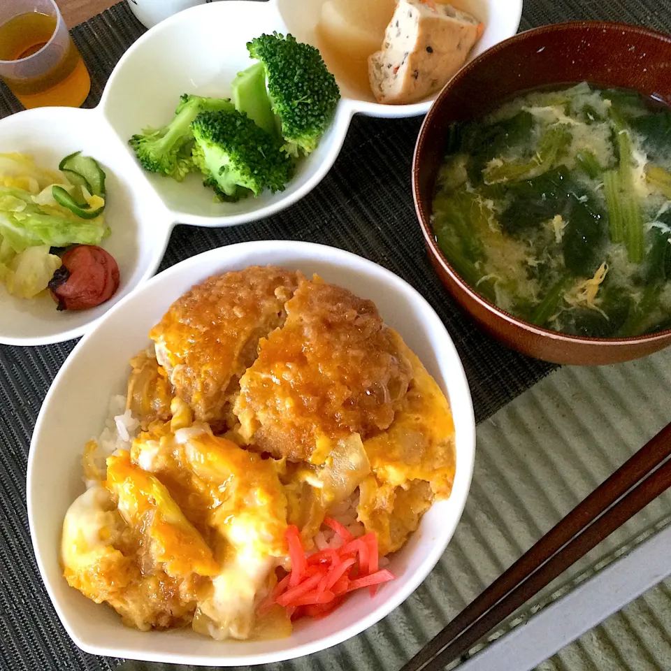 2021年5月８日　男前美容師の手作り朝ごはん　ヒレカツ丼　ほうれん草タマゴとじ味噌汁　煮物　キュウリキャベツ塩揉み　ブロッコリー　今日も美味しくいただきました😄|Booパパさん