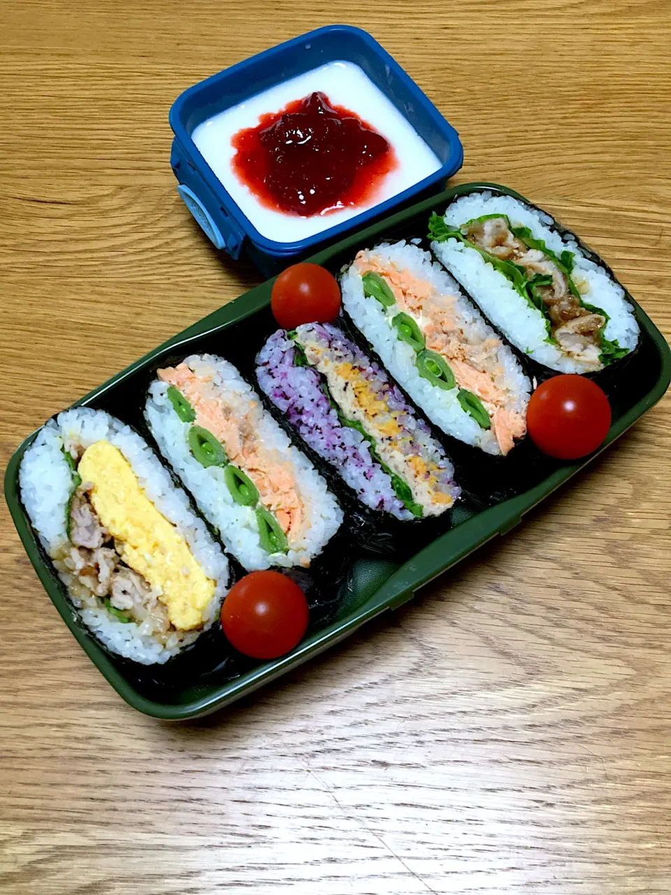 Snapdishの料理写真:おにぎらず弁当（息子曰く軽食）|ゆさん