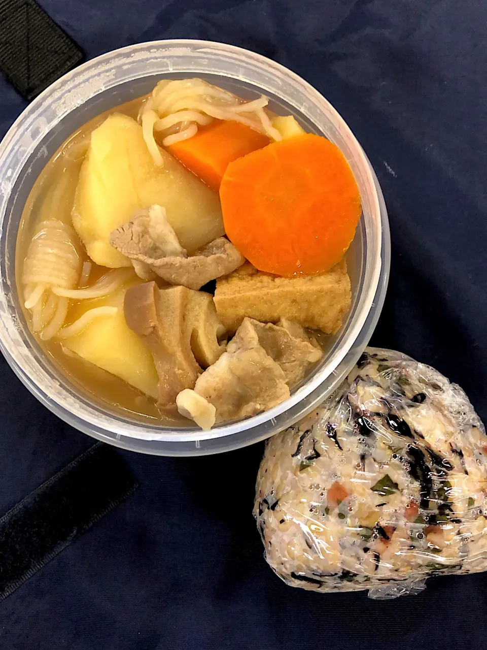 玄米の混ぜご飯おにぎりと肉じゃが弁当【めし】|超絶トルーマン石6さん