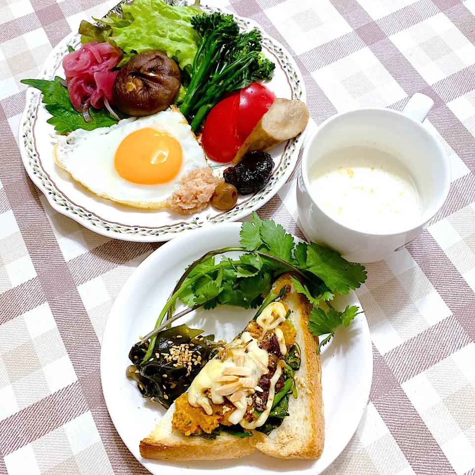 今日の朝ごはん♪アスパラ菜の辛子和えとあずきカボチャのチーズマヨネーズトースト〜アーモンド&きな粉がけ〜|riko30294さん