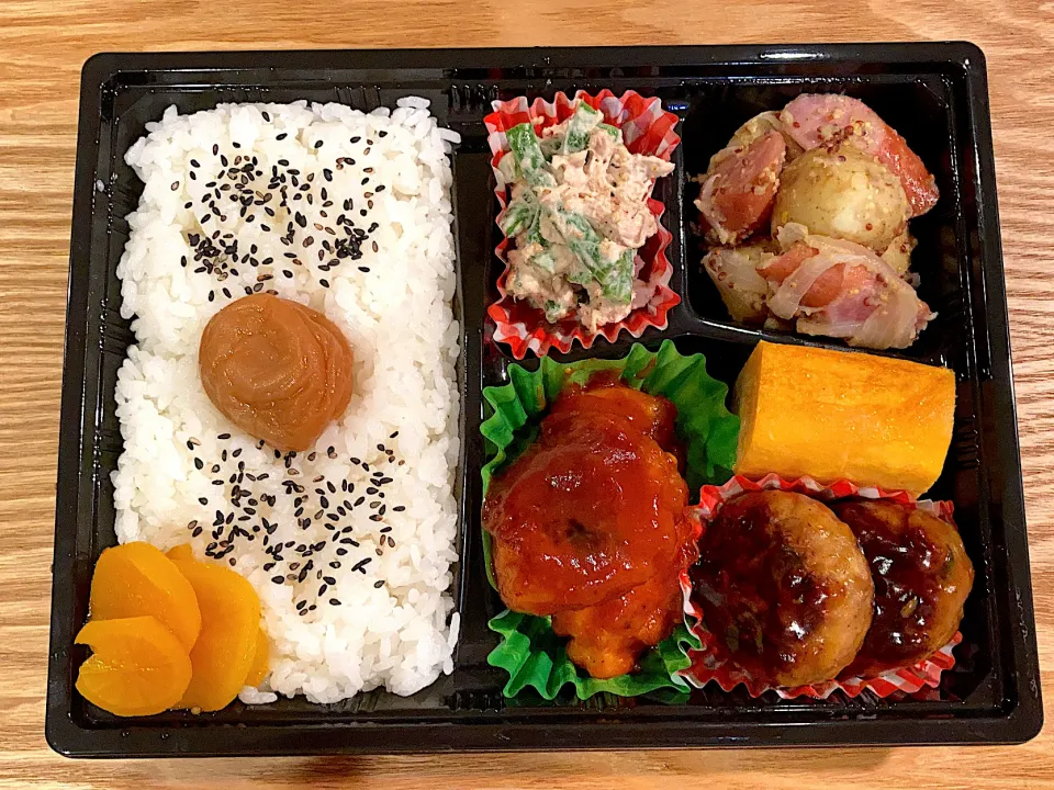 Snapdishの料理写真:テリヤキハンバーグ　ピリ辛チキン　インゲンツナマヨ　ジャーマンポテト弁当|あぐりさん