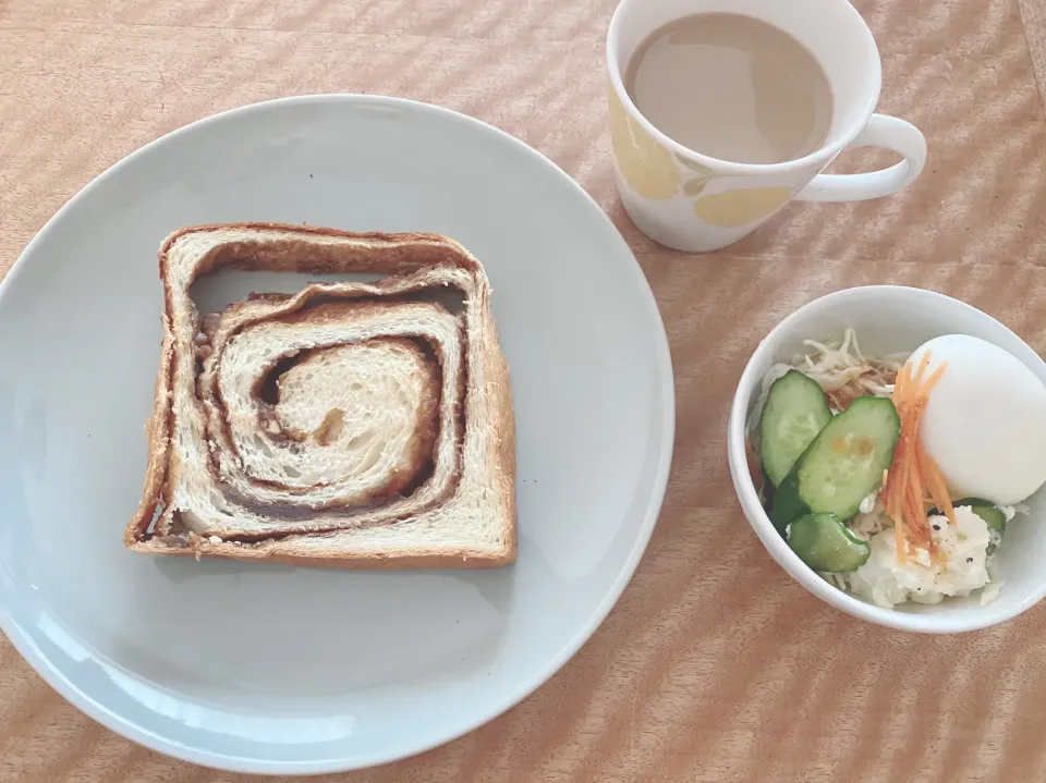 パンとサラダとカフェラテ|Sakikoさん