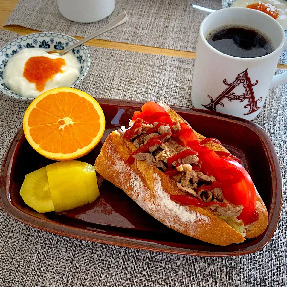 お肉サンドで朝食|ツインうさぎさん