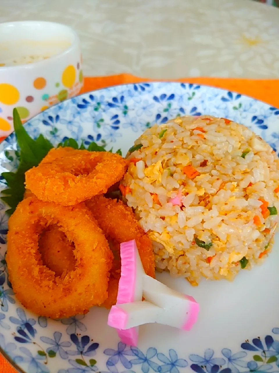 お昼ご飯です。
炒飯とイカのリングフライ|🍒ふみりん🍒さん